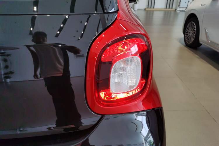 Used smart forfour 2016 0.9T 66 kW Pioneer Edition Right Rear Taillight