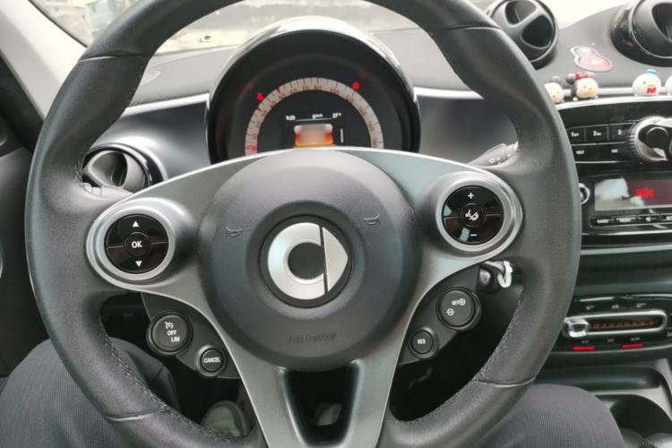 Used smart forfour 2016 1.0L 52 kW Passion Edition Steering Wheel