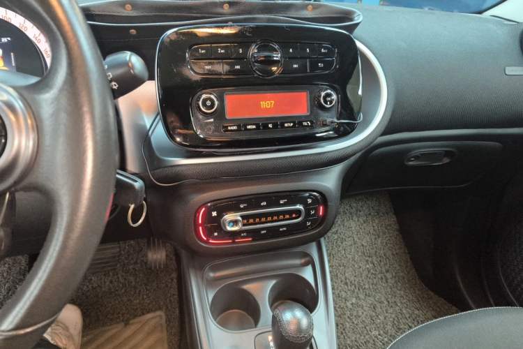 Used smart forfour 2016 1.0L 52 kW Passion Edition Audio And AC Panel