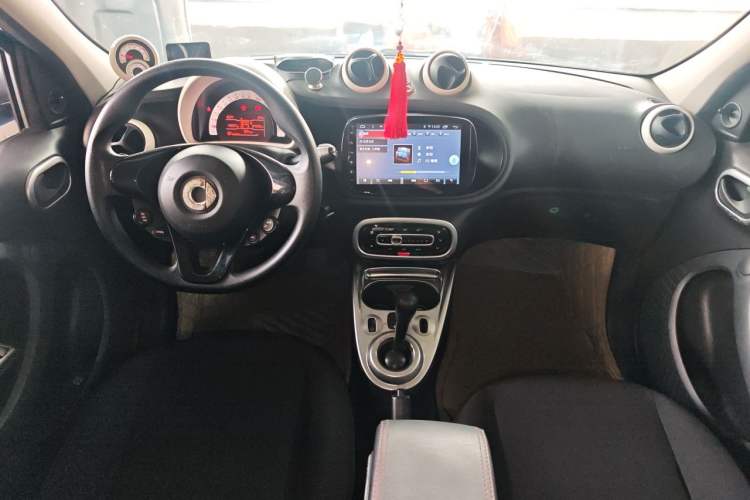 Used smart forfour 2016 1.0L 52 kW Dynamic Edition Center Console