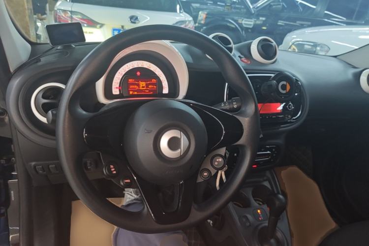 Used smart forfour 2016 1.0L 52 kW Dynamic Edition Center Console