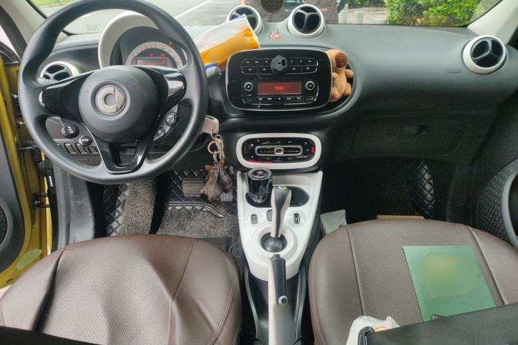 Used smart forfour 2016 1.0L 52 kW Dynamic Edition Center Console