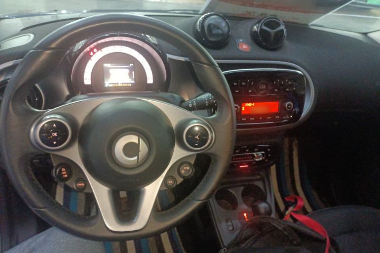 Used smart forfour 2016 1.0L 52 kW Passion Edition Center Console