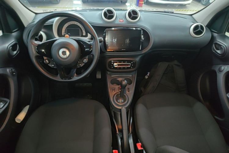 Used smart forfour 2016 1.0L 52 kW Dynamic Edition Center Console