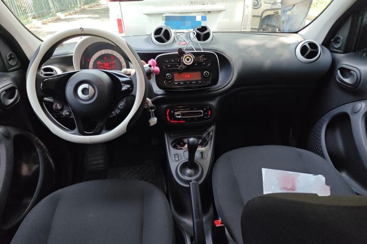 Used smart forfour 2016 1.0L 52 kW Dynamic Edition Center Console