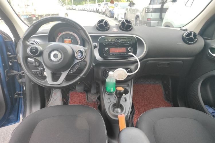 Used smart forfour 2016 1.0L 52 kW Passion Edition Center Console