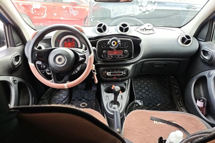 Used smart forfour 2016 1.0L 52 kW Dynamic Edition Center Console
