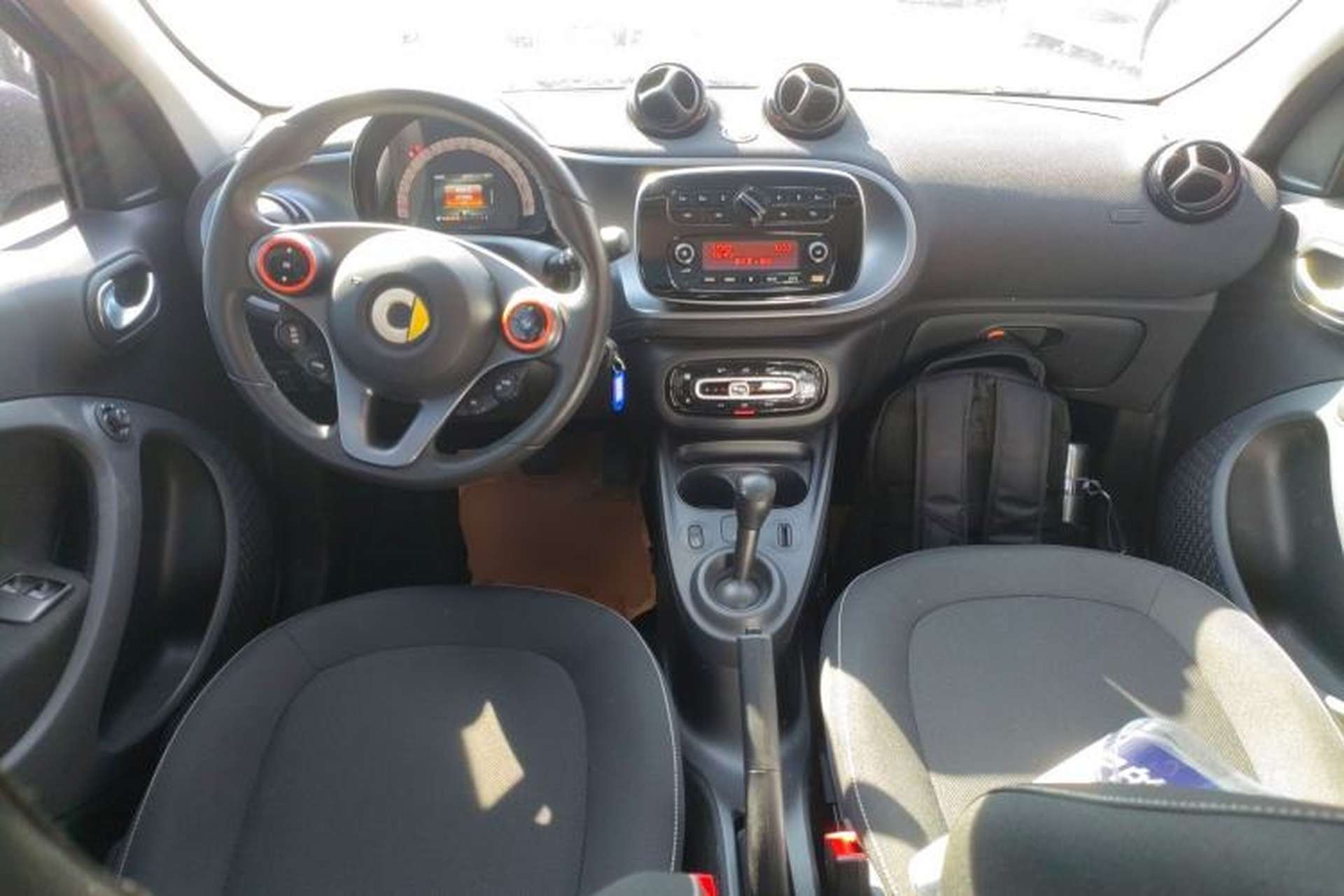 Used smart forfour 2016 1.0L 52 kW Passion Edition Center Console