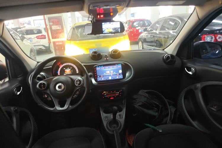 Used smart forfour 2016 1.0L 52 kW Passion Edition Center Console