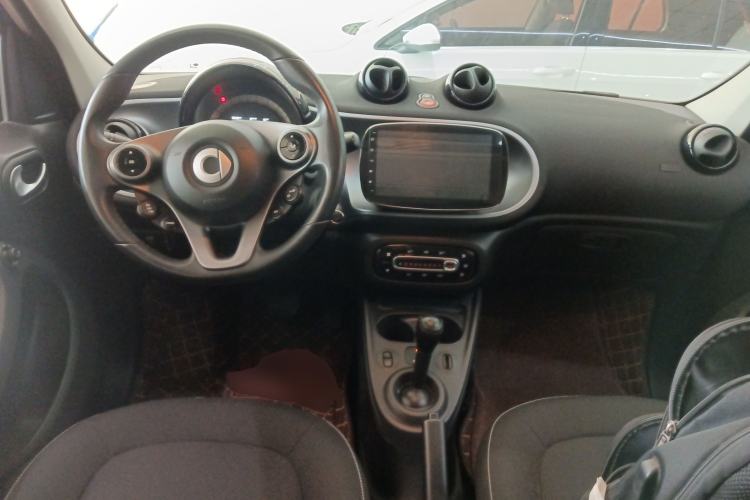 Used smart forfour 2016 1.0L 52 kW Passion Edition Center Console