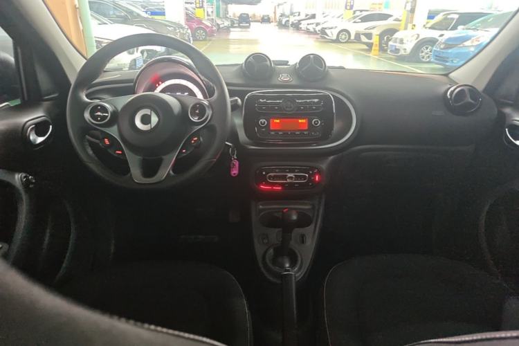 Used smart forfour 2016 1.0L 52 kW Passion Edition Center Console