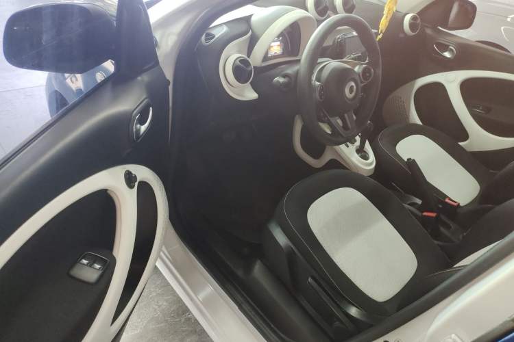 Used smart forfour 2016 1.0L 52 kW Passion Edition Driver Seat