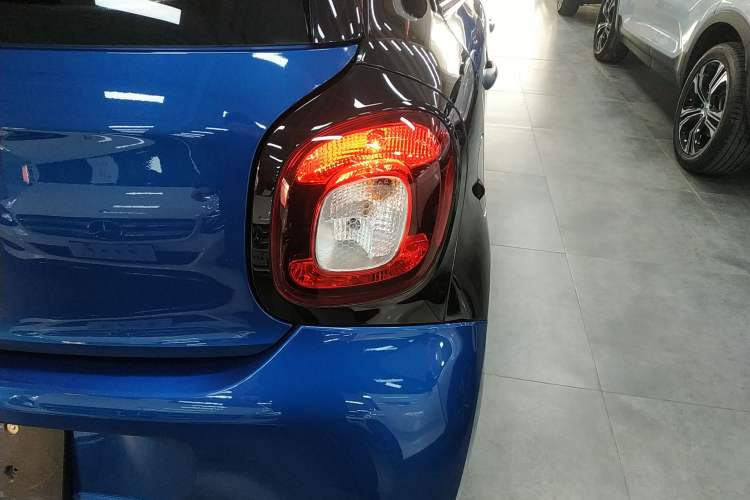 Used smart forfour 2016 1.0L 52 kW Dynamic Edition Exterior 3