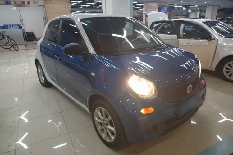 Used smart forfour 2016 1.0L 52 kW Dynamic Edition Front Right 45 Deg