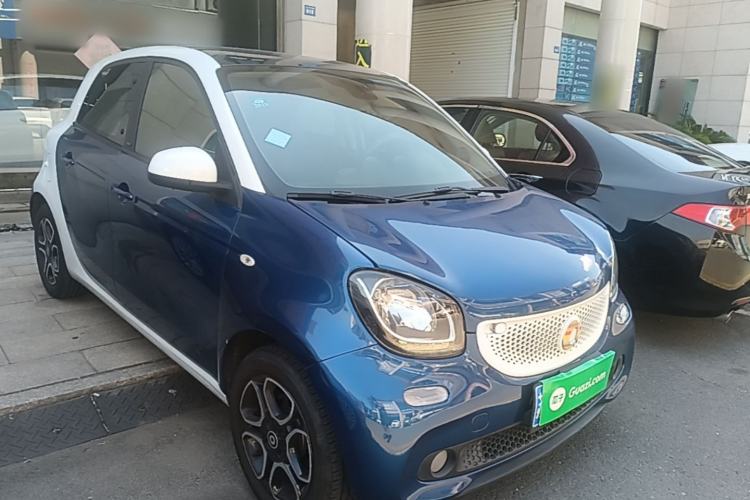 Used smart forfour 2016 0.9T 66 kW Pioneer Edition Front Right 45 Deg