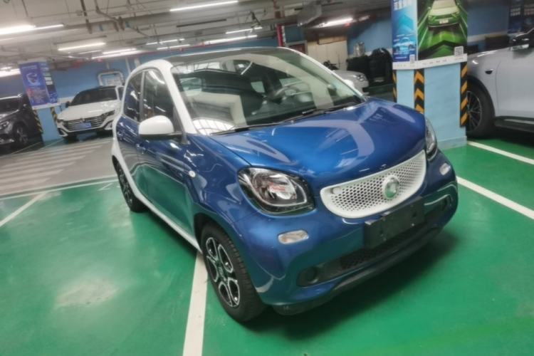 Used smart forfour 2016 0.9T 66 kW Pioneer Edition Front Right 45 Deg