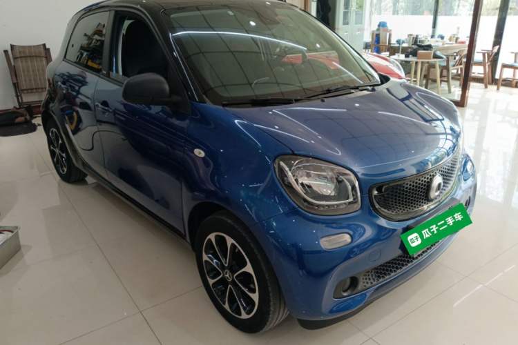 Used smart forfour 2016 1.0L 52 kW Passion Edition Front Right 45 Deg