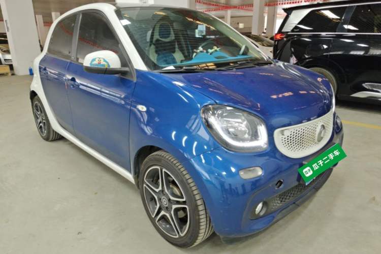 Used smart forfour 2016 0.9T 66 kW Ultimate Edition Front Right 45 Deg