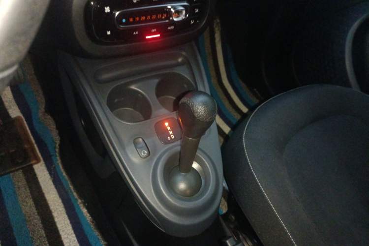 Used smart forfour 2016 1.0L 52 kW Passion Edition Gear Lever
