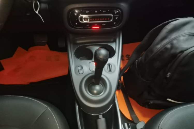 Used smart forfour 2016 0.9T 66 kW Pioneer Edition Gear Lever