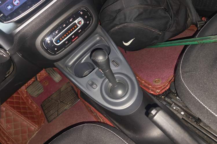 Used smart forfour 2016 1.0L 52 kW Passion Edition Gear Lever
