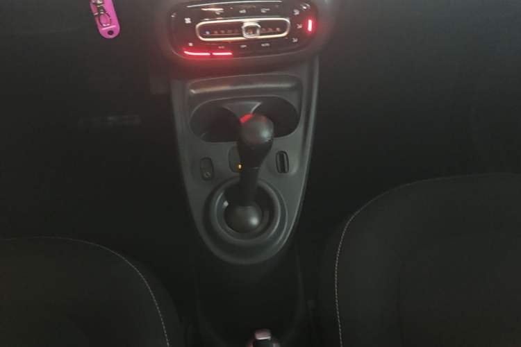 Used smart forfour 2016 1.0L 52 kW Passion Edition Gear Lever