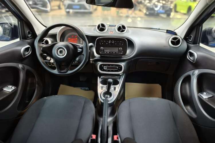 Used smart forfour 2016 1.0L 52 kW Dynamic Edition Interior 1