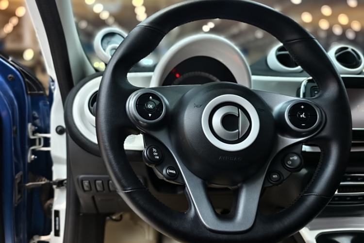 Used smart forfour 2016 0.9T 66 kW Pioneer Edition Interior 2