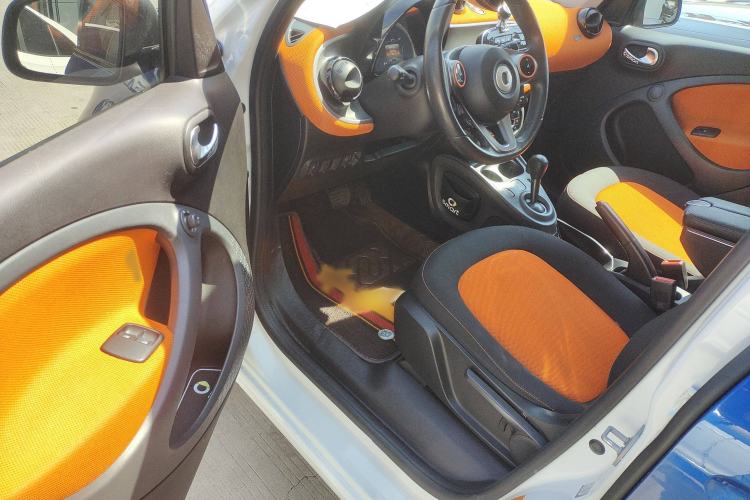 Used smart forfour 2016 1.0L 52 kW Passion Edition Interior 2