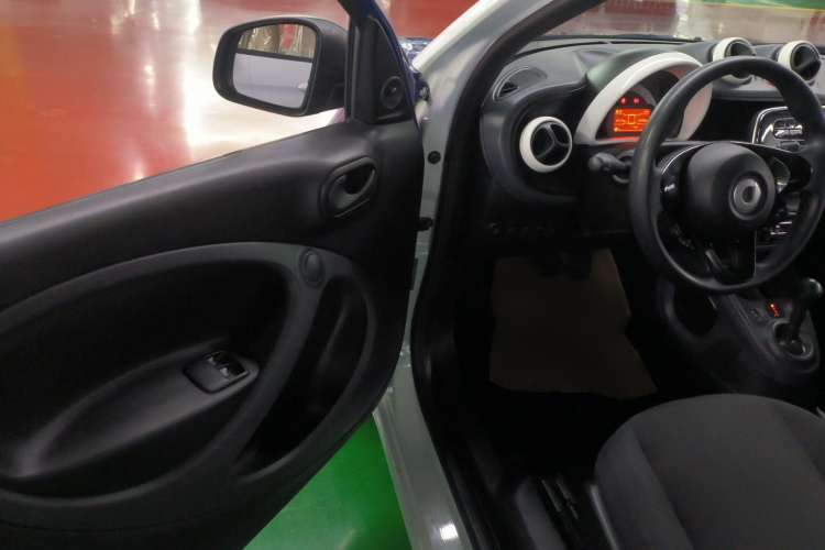 Used smart forfour 2016 1.0L 52 kW Dynamic Edition Interior 2