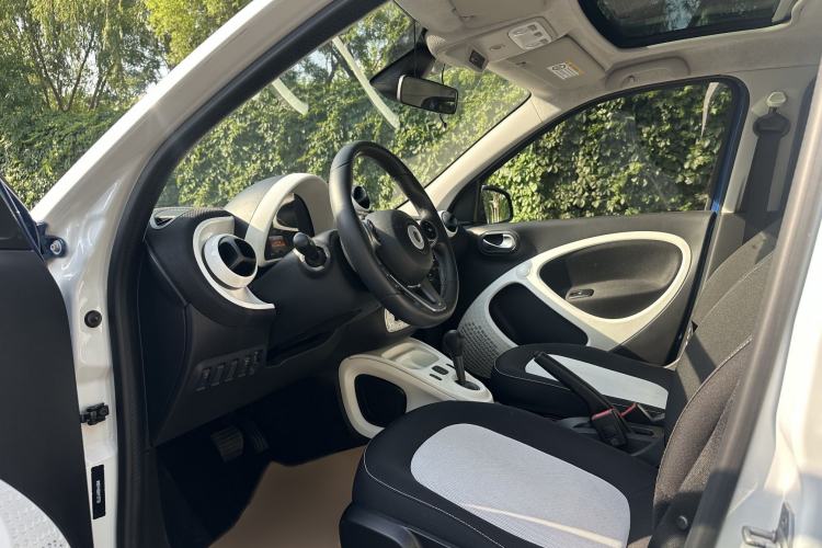 Used smart forfour 2016 1.0L 52 kW Passion Edition Interior 2
