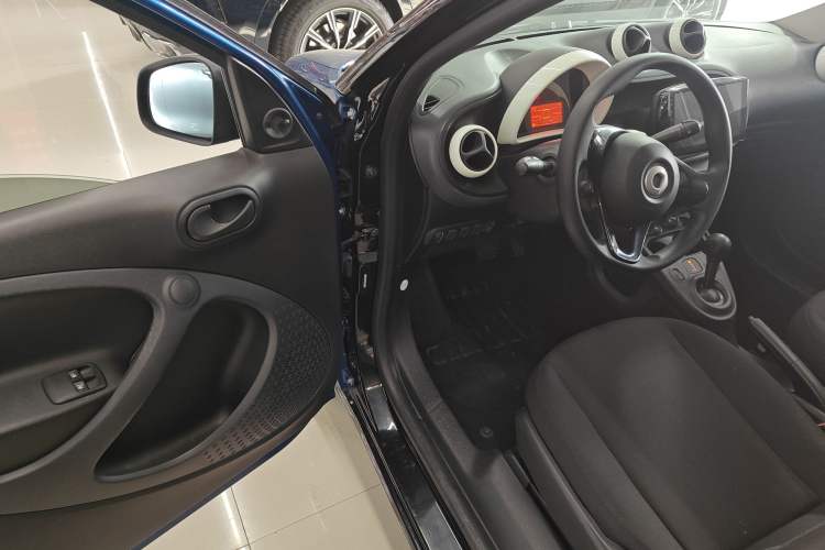 Used smart forfour 2016 1.0L 52 kW Dynamic Edition Interior 3