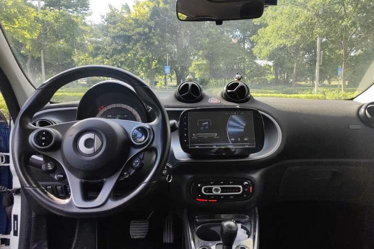 Used smart forfour 2016 1.0L 52 kW Passion Edition Interior 3
