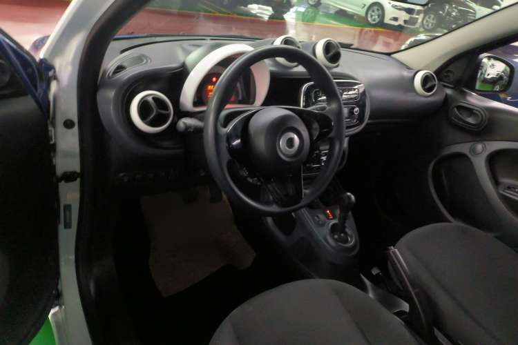 Used smart forfour 2016 1.0L 52 kW Dynamic Edition Interior 3