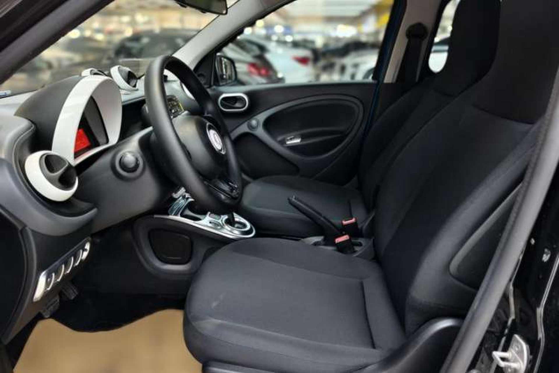 Used smart forfour 2016 1.0L 52 kW Dynamic Edition Interior 3