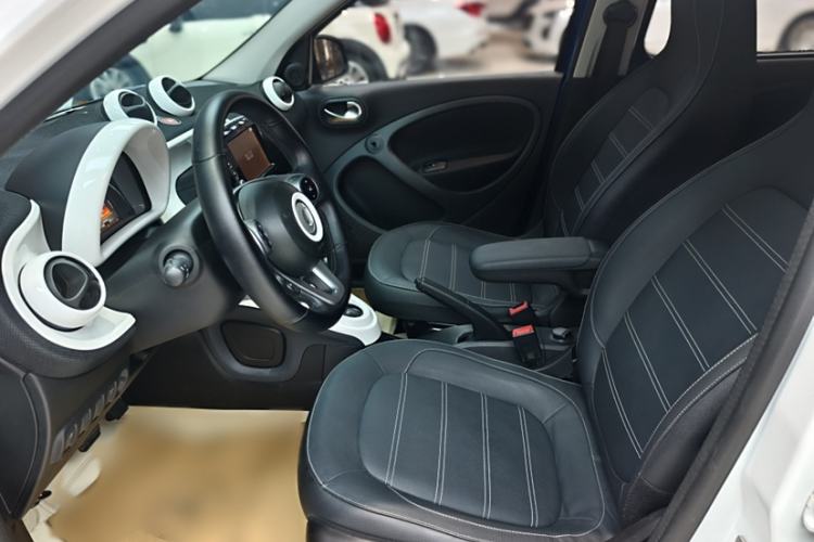 Used smart forfour 2016 0.9T 66 kW Pioneer Edition Interior 4