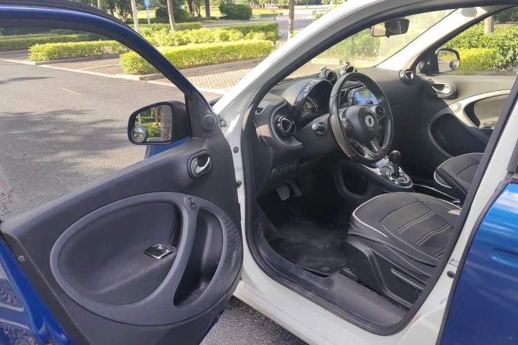 Used smart forfour 2016 1.0L 52 kW Passion Edition Interior 4