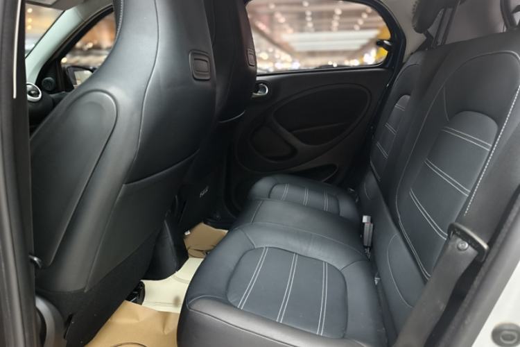 Used smart forfour 2016 0.9T 66 kW Pioneer Edition Interior 5
