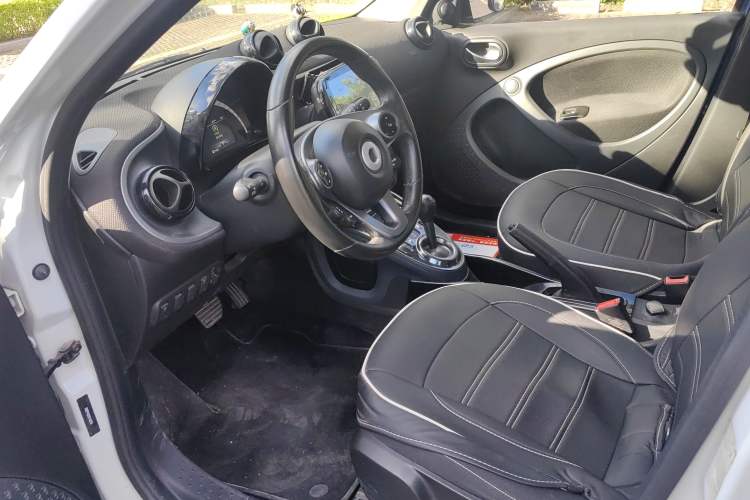 Used smart forfour 2016 1.0L 52 kW Passion Edition Interior 5