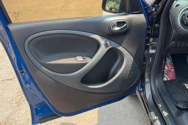 Used smart forfour 2016 1.0L 52 kW Passion Edition Interior 5