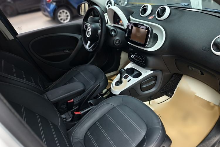 Used smart forfour 2016 0.9T 66 kW Pioneer Edition Interior 8