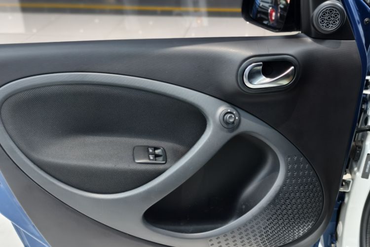 Used smart forfour 2016 0.9T 66 kW Pioneer Edition Interior 9
