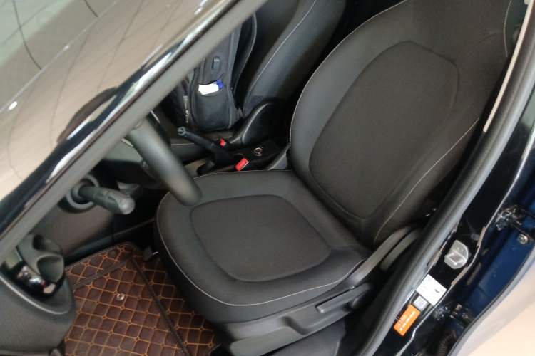 Used smart forfour 2016 1.0L 52 kW Passion Edition Left Front Seat