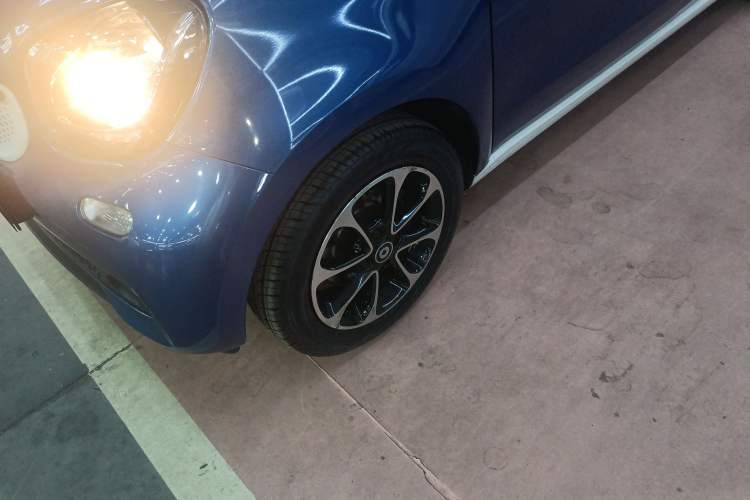 Used smart forfour 2016 1.0L 52 kW Passion Edition Left Front Wheel Hub