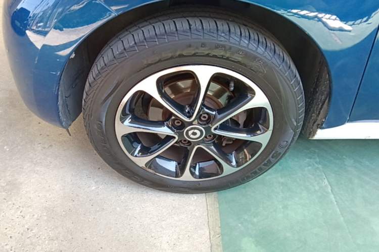 Used smart forfour 2016 1.0L 52 kW Passion Edition Left Front Wheel Hub