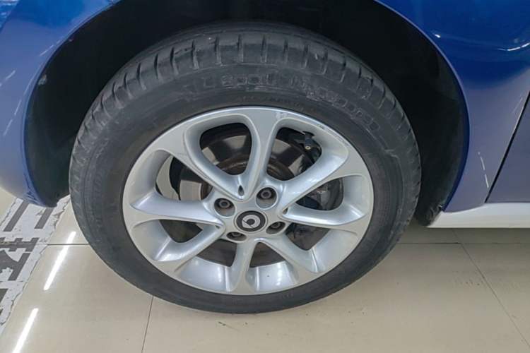 Used smart forfour 2016 1.0L 52 kW Dynamic Edition Left Front Wheel Hub