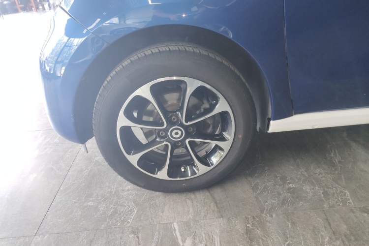 Used smart forfour 2016 1.0L 52 kW Passion Edition Left Front Wheel Hub