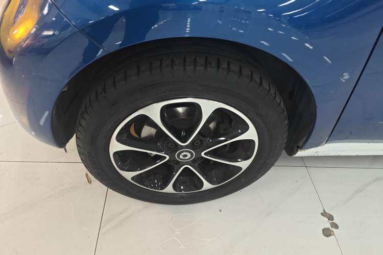 Used smart forfour 2016 1.0L 52 kW Passion Edition Left Front Wheel Hub