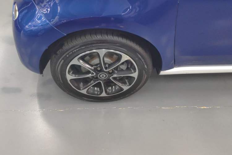 Used smart forfour 2016 1.0L 52 kW Passion Edition Left Front Wheel Hub