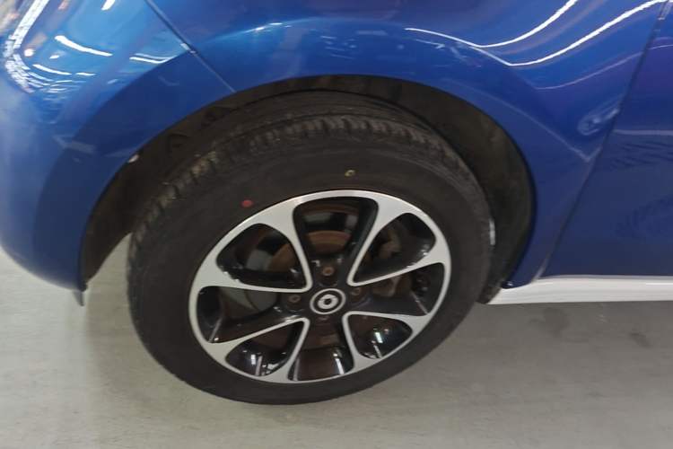 Used smart forfour 2016 1.0L 52 kW Passion Edition Left Front Wheel Hub